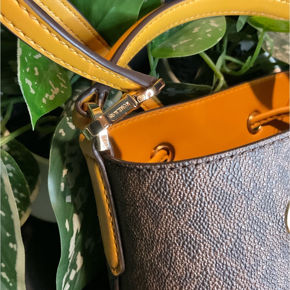 SOLD!!!!! MK MINI BAG WITH WALLET 😍 - Picture 5 of 10